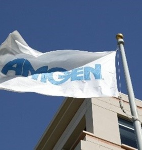 Знамето на Амджен се развява срещу сграда и небе